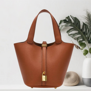 Leyna Handtasche | Elegante Ledertasche mit goldenem Verschlussdetail