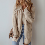 Mila Cardigan | Langärmelige beige Strickjacke mit Knopfverschluss