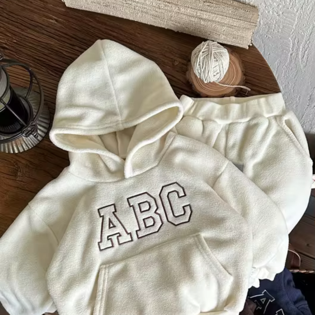 Comfy Jungen-Set | Stilvolles, mit Fell gefüttertes ABC-Buchstaben-Hoodie mit Hosen-Set