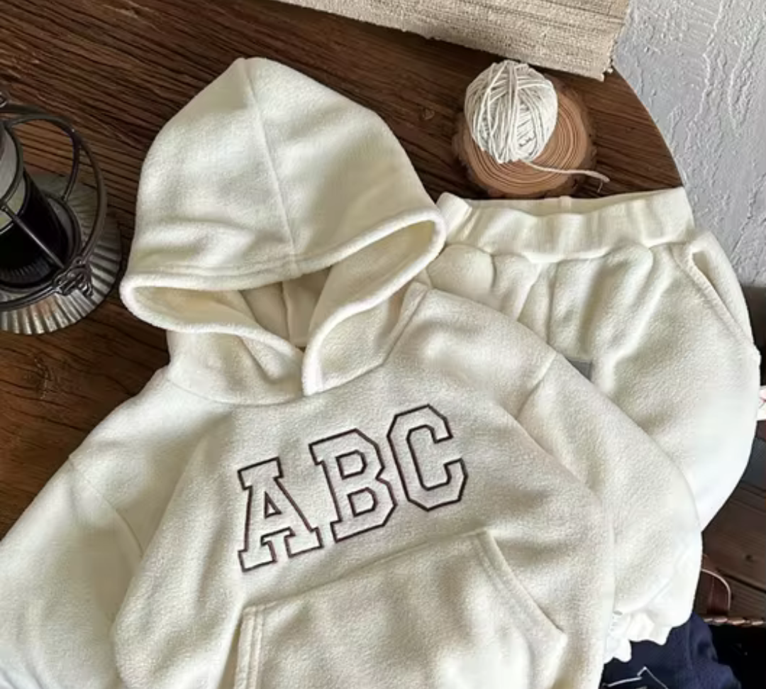 Comfy Jungen-Set | Stilvolles, mit Fell gefüttertes ABC-Buchstaben-Hoodie mit Hosen-Set