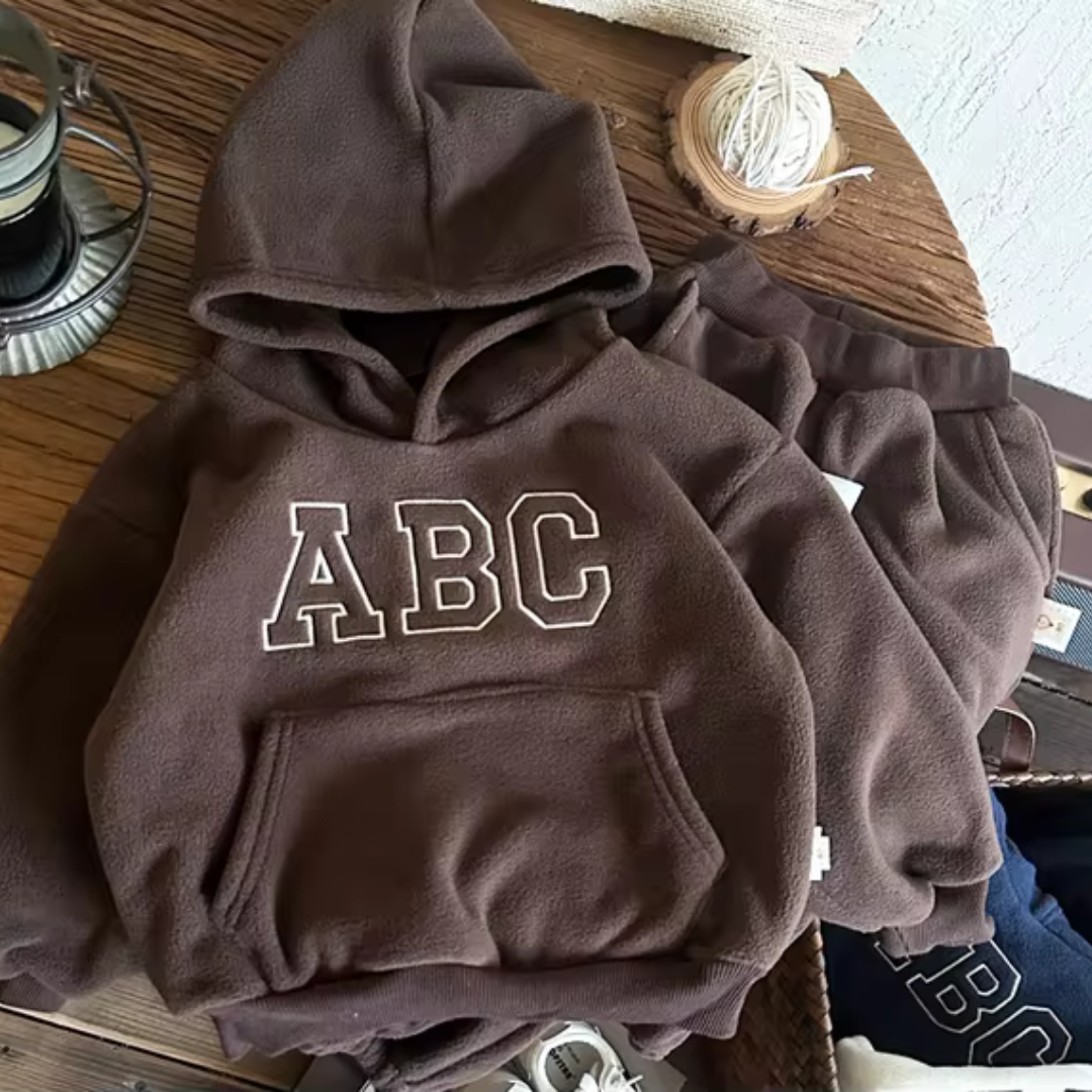 Comfy Jungen-Set | Stilvolles, mit Fell gefüttertes ABC-Buchstaben-Hoodie mit Hosen-Set