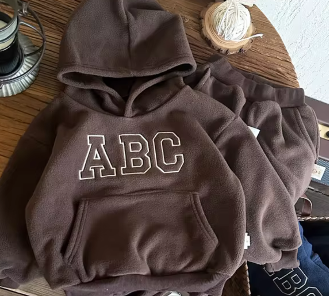 Comfy Jungen-Set | Stilvolles, mit Fell gefüttertes ABC-Buchstaben-Hoodie mit Hosen-Set