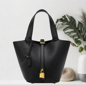 Leyna Handtasche | Elegante Ledertasche mit goldenem Verschlussdetail