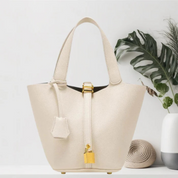 Leyna Handtasche | Elegante Ledertasche mit goldenem Verschlussdetail