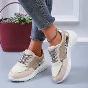 Birgit Sneakers | Schnürschuhe mit einem Hauch von goldenem Glanz